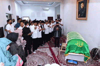 Presiden Joko Widodo beserta Iriana Joko Widodo bertakziah ke rumah duka almarhumah Koesni Harningsih di kawasan Menteng, Jakarta Pusat, Minggu (12/3/2023).