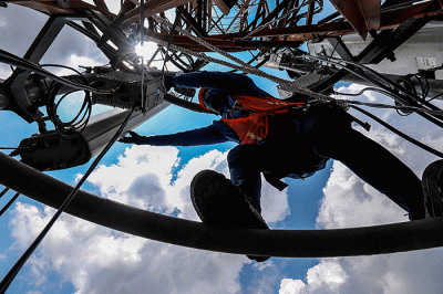Teknisi XL Axiata melakukan pemeriksaan perangkat BTS 4G di Kuta Raya, Kayu Agung, Ogan Komering Ilir, Sumatra Selatan, Senin (13/3/2023).