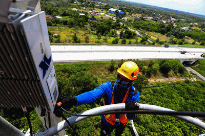 Teknisi XL Axiata melakukan pemeriksaan perangkat BTS 4G di Kuta Raya, Kayu Agung, Ogan Komering Ilir, Sumatra Selatan, Senin (13/3/2023).