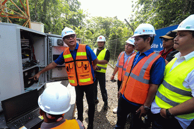 Teknisi XL Axiata melakukan pemeriksaan perangkat BTS 4G di Kuta Raya, Kayu Agung, Ogan Komering Ilir, Sumatra Selatan, Senin (13/3/2023).