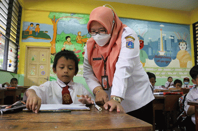 Anugrah Rizky (8), merupakan salah satu siswa SD yang tinggal di daerah Petojo Utara, Jakarta Pusat.
