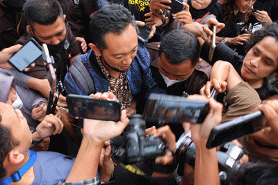 Kepala Bea Cukai Makassar Andhi Pramono usai menjalani pemeriksaan di Gedung Merah Putih, KPK Jakarta, Senin (14/3/2023).