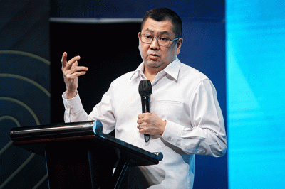 Executive Chairman MNC Group Hary Tanoesoedibjo saat memberikan arahan kepada karyawan dalam acara MNC Land dan Group Forum di MNC Confrence Hall, iNews Tower.