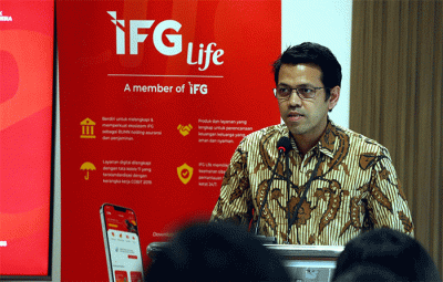 Direktur Utama IFG Life, Harjanto Tanuwidjaja bersama Direktur PT Bahana TCW Investment Management, Doni Firdaus menandatangani kerja sama pengelolaan aset.