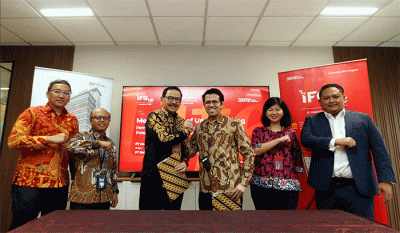 Direktur Utama IFG Life, Harjanto Tanuwidjaja bersama Direktur PT Bahana TCW Investment Management, Doni Firdaus menandatangani kerja sama pengelolaan aset.