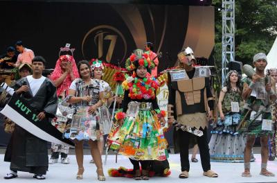 Peserta mengenakan busana dari bahan daur ulang limbah memeriahkan Fashion Recycle Parade, di Kawasan Podomoro City, Jakarta Barat, Jumat (10/3/2023).