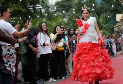 Peserta mengenakan busana dari bahan daur ulang limbah memeriahkan Fashion Recycle Parade, di Kawasan Podomoro City, Jakarta Barat, Jumat (10/3/2023).