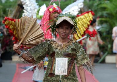 Peserta mengenakan busana dari bahan daur ulang limbah memeriahkan Fashion Recycle Parade, di Kawasan Podomoro City, Jakarta Barat, Jumat (10/3/2023).
