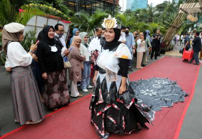 Peserta mengenakan busana dari bahan daur ulang limbah memeriahkan Fashion Recycle Parade, di Kawasan Podomoro City, Jakarta Barat, Jumat (10/3/2023).