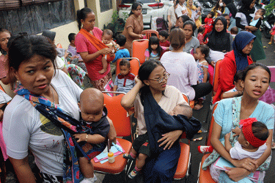 Head of CSR MNC Group Tengku Havid (kiri) memberikan secara simbolik bantuan kepada salah satu pengurus RW di Petojo Utara, Jakarta, Selasa (14/3/2023).