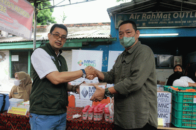 Head of CSR MNC Group Tengku Havid (kiri) memberikan secara simbolik bantuan kepada salah satu pengurus RW di Petojo Utara, Jakarta, Selasa (14/3/2023).