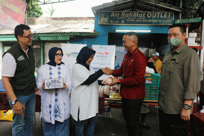 Head of CSR MNC Group Tengku Havid (kiri) memberikan secara simbolik bantuan kepada salah satu pengurus RW di Petojo Utara, Jakarta, Selasa (14/3/2023).