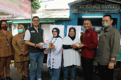 Head of CSR MNC Group Tengku Havid (kiri) memberikan secara simbolik bantuan kepada salah satu pengurus RW di Petojo Utara, Jakarta, Selasa (14/3/2023).
