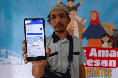 Warga melakukan verifikasi data untuk pendaftaran mudik gratis di Gelanggang Olahraga (GOR) Bulungan, Jakarta, Selasa (14/3/2023).