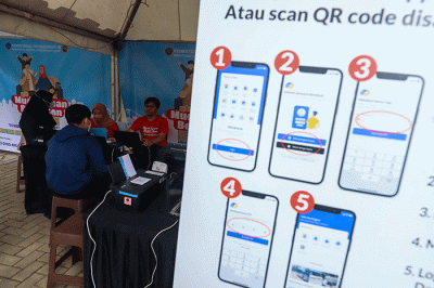 Warga melakukan verifikasi data untuk pendaftaran mudik gratis di Gelanggang Olahraga (GOR) Bulungan, Jakarta, Selasa (14/3/2023).