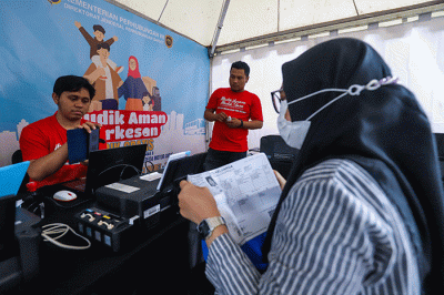Warga melakukan verifikasi data untuk pendaftaran mudik gratis di Gelanggang Olahraga (GOR) Bulungan, Jakarta, Selasa (14/3/2023).