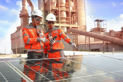 Karyawan monitor proses produksi semen melalui Central Control Room (CCR) di Pabrik Rembang, Jawa Tengah.
