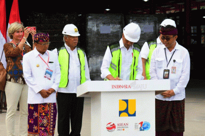 Presiden Joko Widodo meresmikan tempat pengolahan sampah terpadu (TPST) Kesiman Kertalangu di Kota Denpasar, Bali, Senin (13/3/2023).