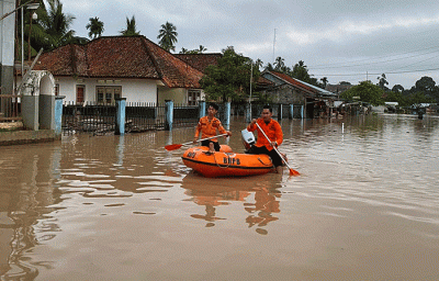 Berdasarkan kaji cepat sementara, ketinggian banjir terpantau berkisar antara 50 - 400 sentimeter.