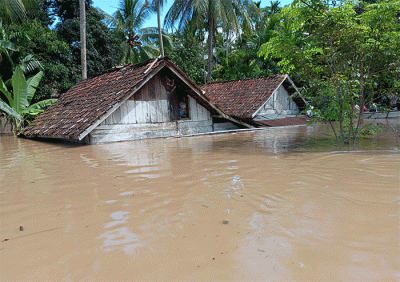 Berdasarkan kaji cepat sementara, ketinggian banjir terpantau berkisar antara 50 - 400 sentimeter.