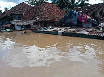 Berdasarkan kaji cepat sementara, ketinggian banjir terpantau berkisar antara 50 - 400 sentimeter.