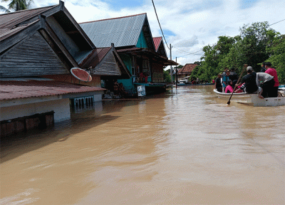 Berdasarkan kaji cepat sementara, ketinggian banjir terpantau berkisar antara 50 - 400 sentimeter.