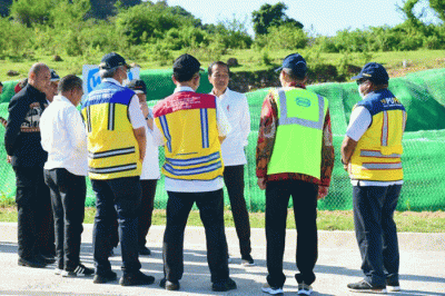 Presiden Joko Widodo meresmikan Jalan Akses Labuan Bajo-Golo Mori, Kabupaten Manggarai Barat, Nusa Tenggara Timur, Selasa (14/3/2023).