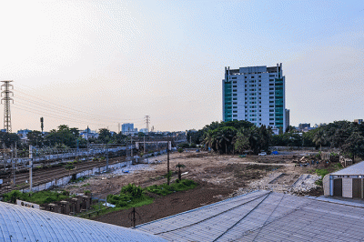 Sejumlah penumpang bersiap menaiki kereta di Stasiun Tanah Abang, Jakarta, Senin (13/3/2023).