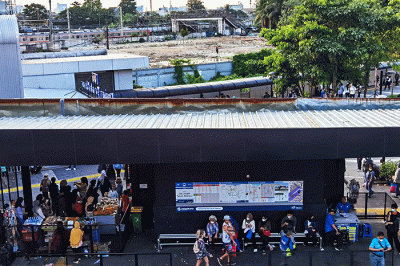 Sejumlah penumpang bersiap menaiki kereta di Stasiun Tanah Abang, Jakarta, Senin (13/3/2023).