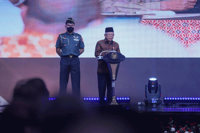 Wakil Presiden KH Ma'ruf Amin memberikan sambutan usai menyerahkan penghargaan Cakupan Kesehatan Semesta atau Universal Health Coverage (UHC) di Indonesia.