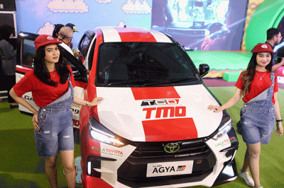 Model berpose dengan unit All New Agya yang diluncurkan di atrium Mal Ratu Indah, Makassar, Rabu (15/3/2023).
