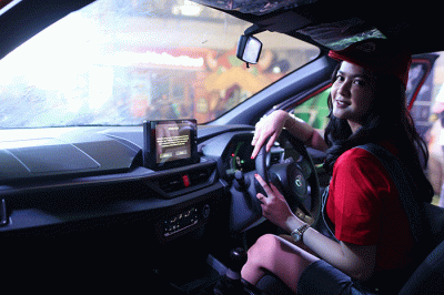 Model berpose dengan unit All New Agya yang diluncurkan di atrium Mal Ratu Indah, Makassar, Rabu (15/3/2023).