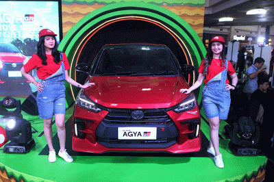 Model berpose dengan unit All New Agya yang diluncurkan di atrium Mal Ratu Indah, Makassar, Rabu (15/3/2023).