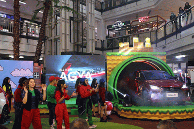 Model berpose dengan unit All New Agya yang diluncurkan di atrium Mal Ratu Indah, Makassar, Rabu (15/3/2023).