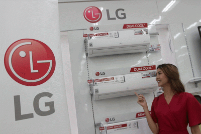Model berpose didekat Perangkat pendingin udara terbaru dari PT. LG Electronics Indonesia (LG) di Jakarta, Rabu (15/3/2023).