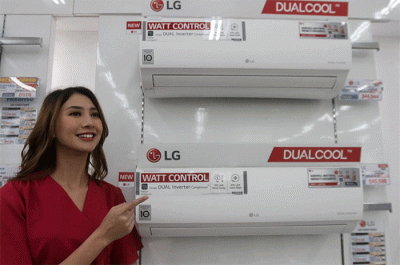 Model berpose didekat Perangkat pendingin udara terbaru dari PT. LG Electronics Indonesia (LG) di Jakarta, Rabu (15/3/2023).