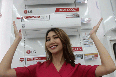 Model berpose didekat Perangkat pendingin udara terbaru dari PT. LG Electronics Indonesia (LG) di Jakarta, Rabu (15/3/2023).