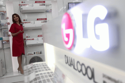 Model berpose didekat Perangkat pendingin udara terbaru dari PT. LG Electronics Indonesia (LG) di Jakarta, Rabu (15/3/2023).