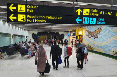 Penumpang mengantre untuk naik pesawat di Terminal 1 Bandara Internasional Soekarno-Hatta, Tangerang, Banten, Selasa (14/3/2023).