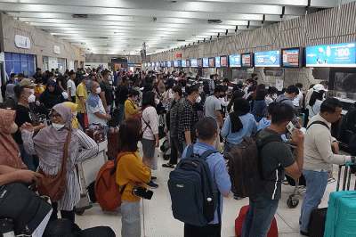 Penumpang mengantre untuk naik pesawat di Terminal 1 Bandara Internasional Soekarno-Hatta, Tangerang, Banten, Selasa (14/3/2023).