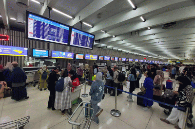 Penumpang mengantre untuk naik pesawat di Terminal 1 Bandara Internasional Soekarno-Hatta, Tangerang, Banten, Selasa (14/3/2023).