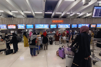 Penumpang mengantre untuk naik pesawat di Terminal 1 Bandara Internasional Soekarno-Hatta, Tangerang, Banten, Selasa (14/3/2023).