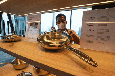Pengunjung melihat peralatan memasak dari Cristel dalam acara Hightea with HighEnd and Cristel 