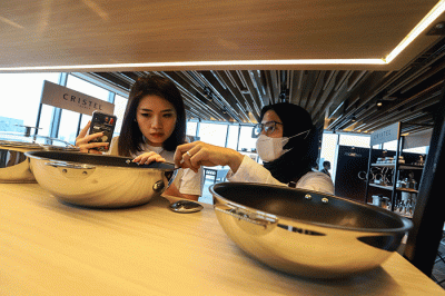 Pengunjung melihat peralatan memasak dari Cristel dalam acara Hightea with HighEnd and Cristel 