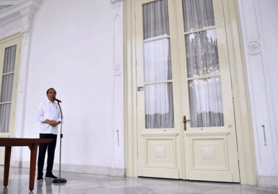 Presiden Joko Widodo mengikuti proses pencocokan dan penelitian (coklit) data pemilih pemilihan umum (Pemilu) 2024 di Istana Merdeka, Jakarta.
