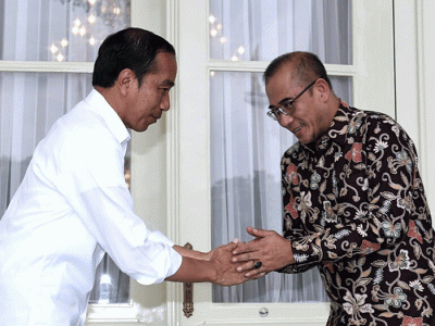 Presiden Joko Widodo mengikuti proses pencocokan dan penelitian (coklit) data pemilih pemilihan umum (Pemilu) 2024 di Istana Merdeka, Jakarta.