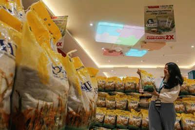 Peluncuran beras Stabilisasi Pasokan dan Harga Pangan (SPHP) di Transmart Cempaka Putih, Jakarta, Rabu (15/3/2023).