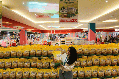Peluncuran beras Stabilisasi Pasokan dan Harga Pangan (SPHP) di Transmart Cempaka Putih, Jakarta, Rabu (15/3/2023).