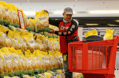 Peluncuran beras Stabilisasi Pasokan dan Harga Pangan (SPHP) di Transmart Cempaka Putih, Jakarta, Rabu (15/3/2023).