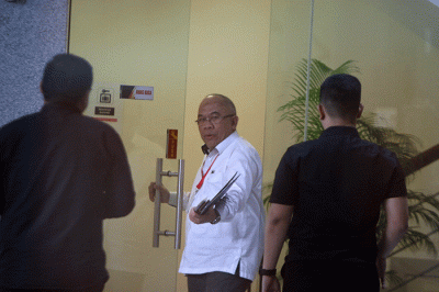 Direktur Utama PT Asabri Wahyu Suparyono usai menjalani pemeriksaan di Gedung Merah Putih KPK Jakarta, Selasa (14/3/2023).